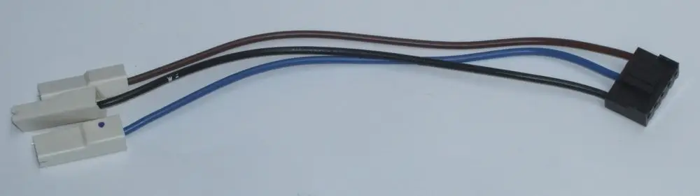 Kabel mit einem Stecker und zwei offenen Anschlüssen, verwendet für die Kommunikation in Daikin Heizungsanlagen, insbesondere Top Grade Altherma 3 H HT.